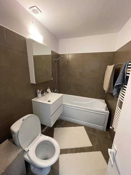 Apartament cu 3 camere semidecomandat, mobilat în Central
