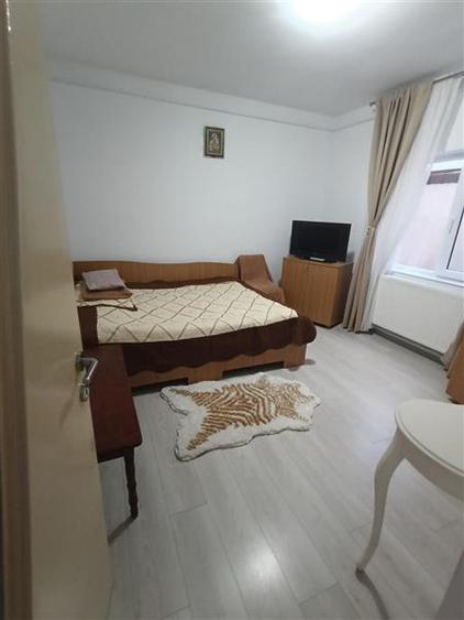 Casă cu 10 camere cu Canalizare în Est