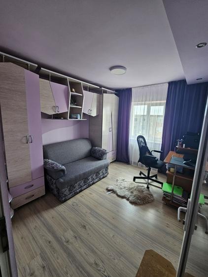 Apartament cu 4 camere decomandat în Central