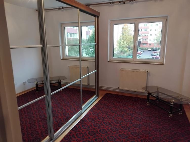 Apartament cu 3 camere decomandat în Răcădău