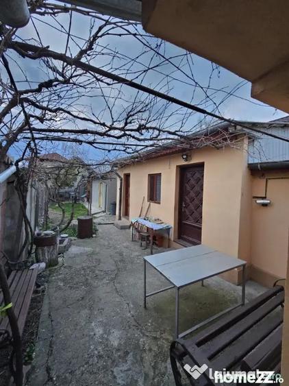 Casă cu 3 camere cu Teren 240 Mp în 23 August