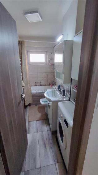 Apartament cu 3 camere semidecomandat în Girocului