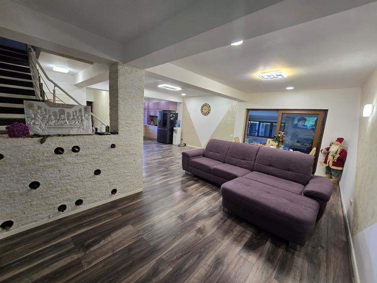 Casă cu 5 camere cu Piscina în 1 Decembrie
