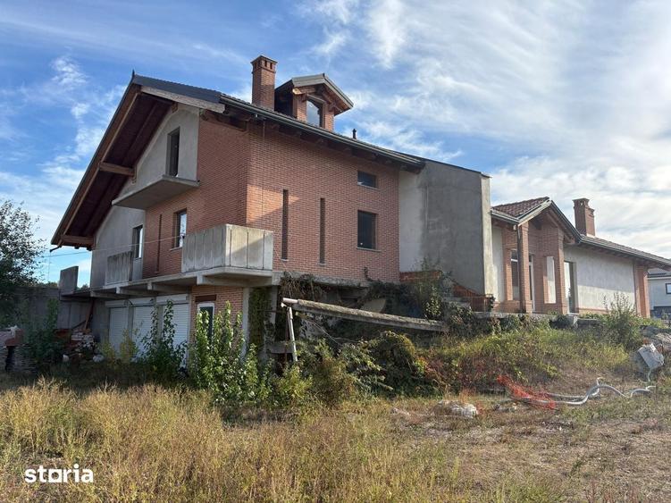 Casă cu 6 camere cu Teren 2500 Mp în Central