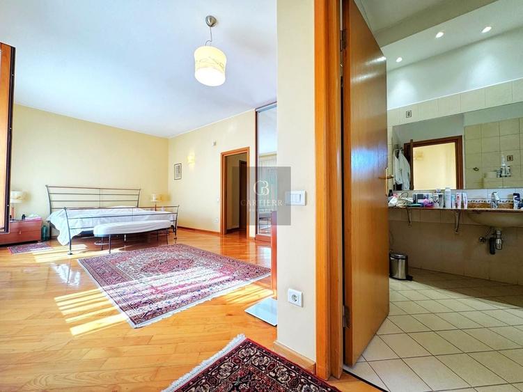 Apartament cu 10 camere decomandat în P-ța Dorobanți