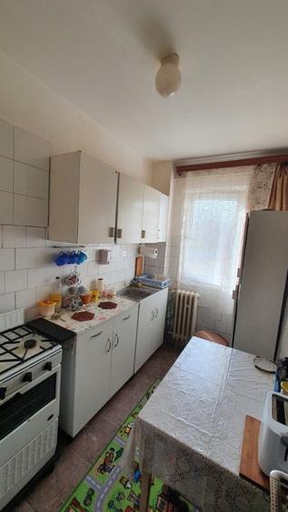 Apartament cu 3 camere semidecomandat în Vest