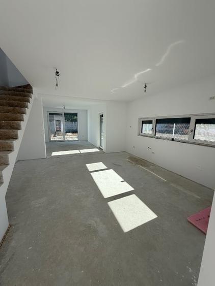 Duplex cu 5 camere cu Canalizare în Dumbrăvița