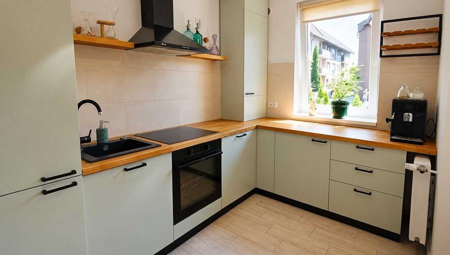 Apartament cu 3 camere decomandat în Tractorul