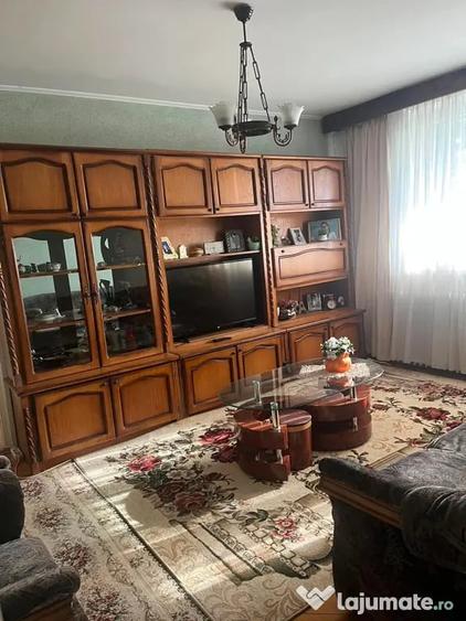Apartament cu 4 camere semidecomandat în Crihala