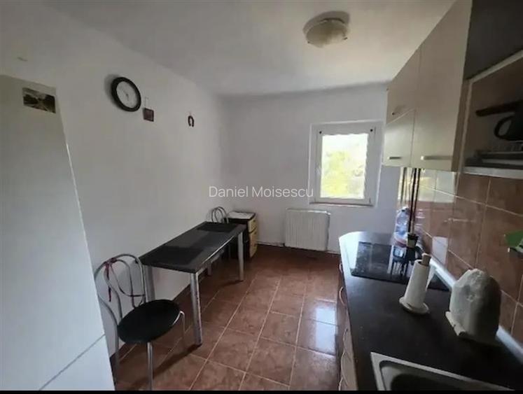 Decomandat la etajul 2 cu 2 bai si 3 balcoane