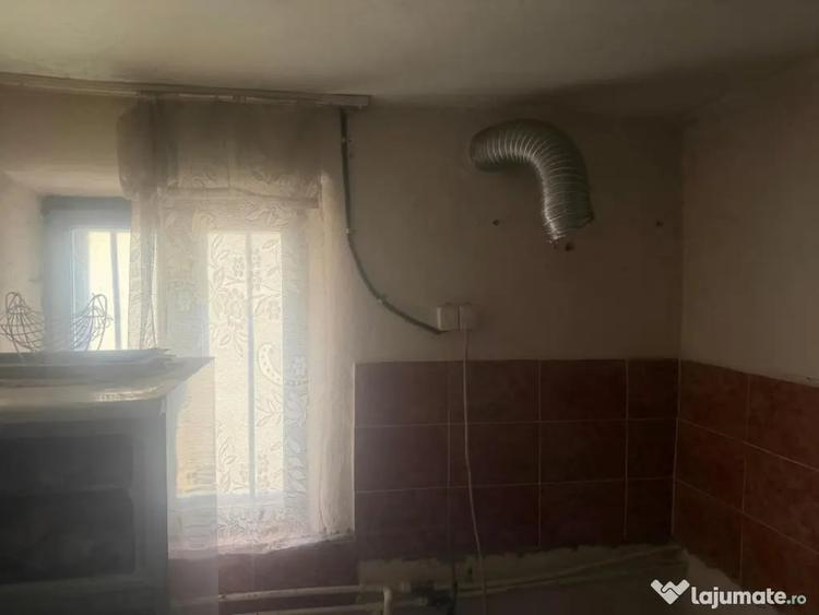 Casă cu 2 camere cu Teren 1000 Mp în Central