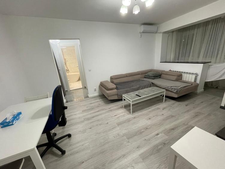 Apartament cu 2 camere semidecomandat, mobilat în P-ța Victoriei
