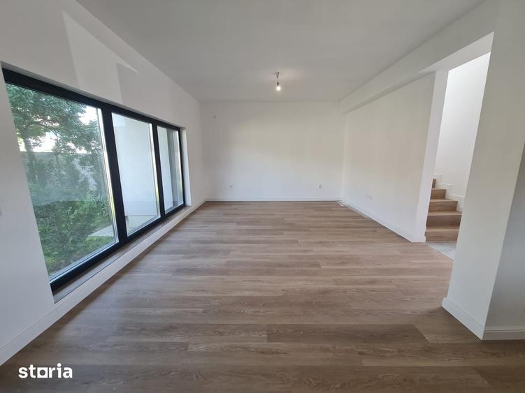 Casă cu 8 camere cu Teren 580 Mp în Corbeanca