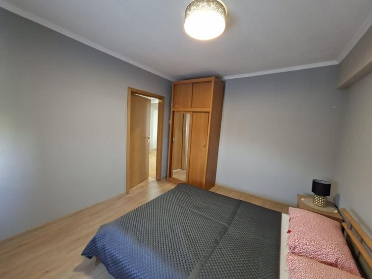 Apartament cu 3 camere decomandat, mobilat în Centrul Bancar