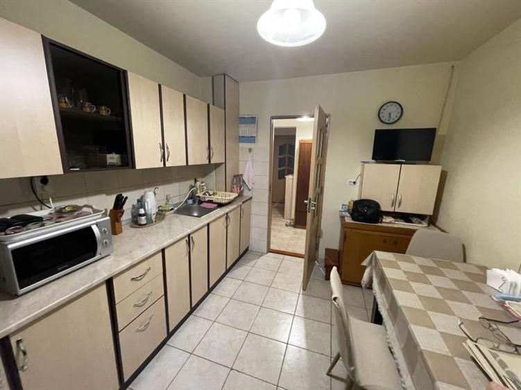 Apartament cu 3 camere decomandat, mobilat în Valea Rosie