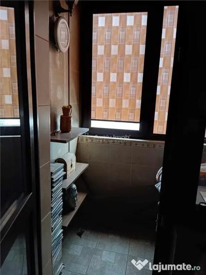 Apartament cu 3 camere semidecomandat, mobilat în Progresul
