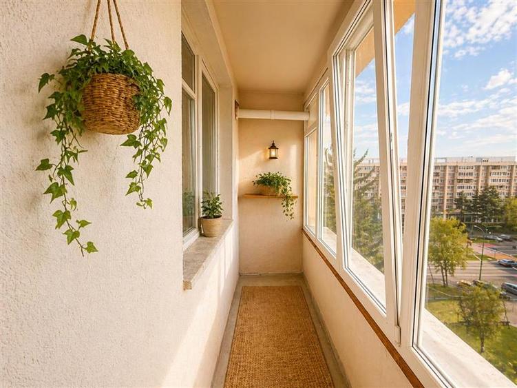 Apartament cu 3 camere semidecomandat, mobilat în Central