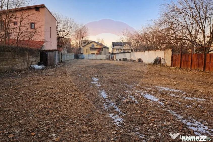 Teren de 2000 mp, în Militari