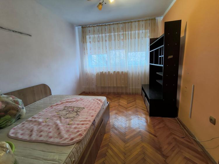 Apartament cu 2 camere semidecomandat, mobilat în Micro 5