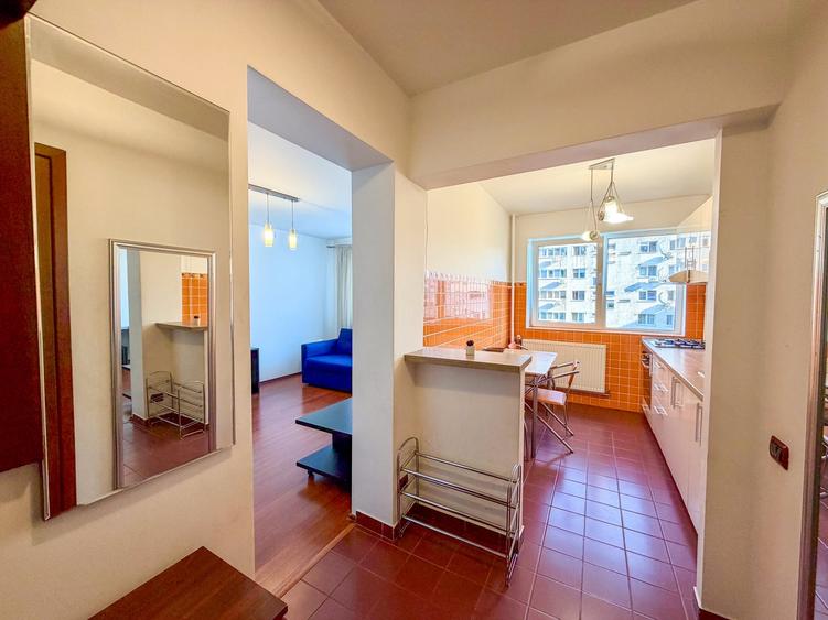 Apartament cu 3 camere semidecomandat, mobilat în Dristor