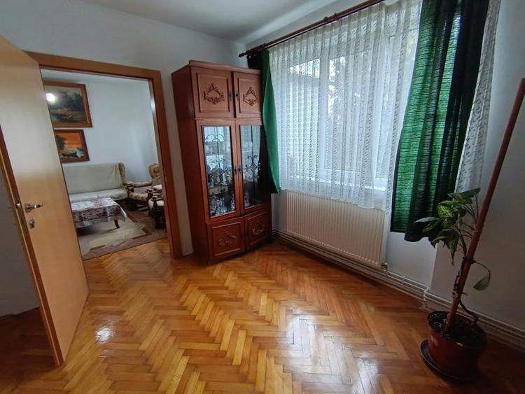 Apartament cu 4 camere semidecomandat, mobilat în Săsar