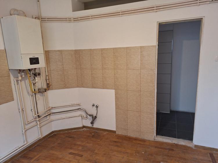 Apartament cu 4 camere decomandat în Calea Victoriei