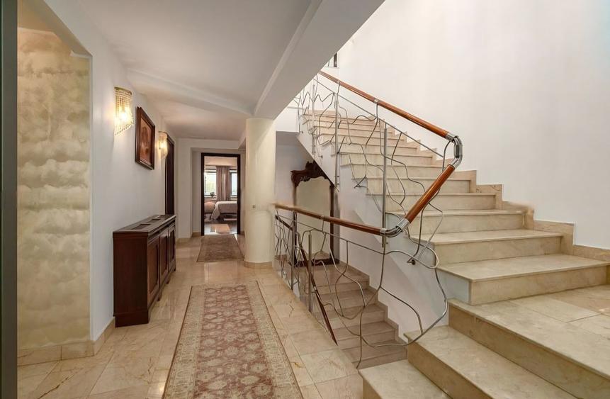 Casă individuală cu 5 camere cu Teren 670 Mp în Central