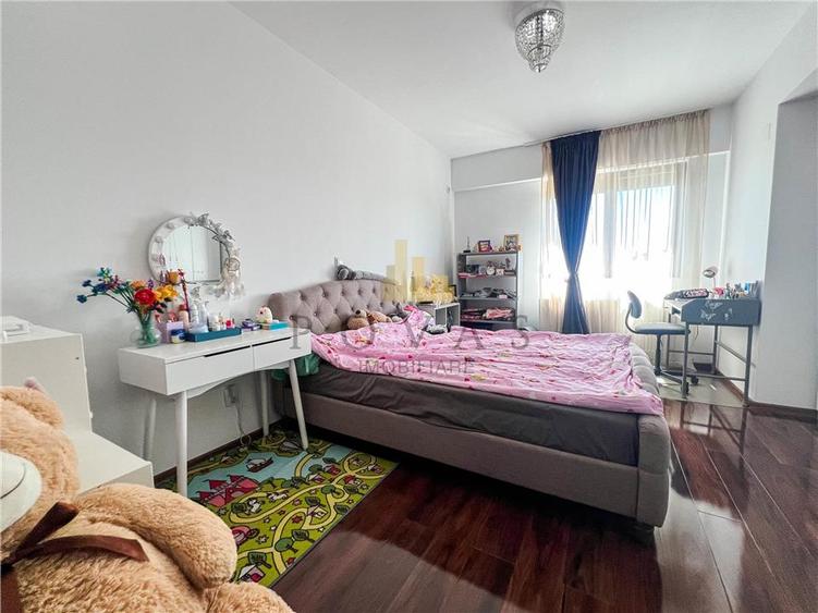 Apartament cu 3 camere semidecomandat, mobilat în Est