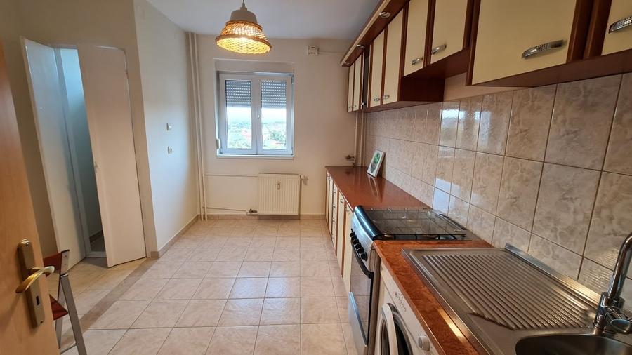 Apartament cu 3 camere semidecomandat, mobilat în Complex Studențesc