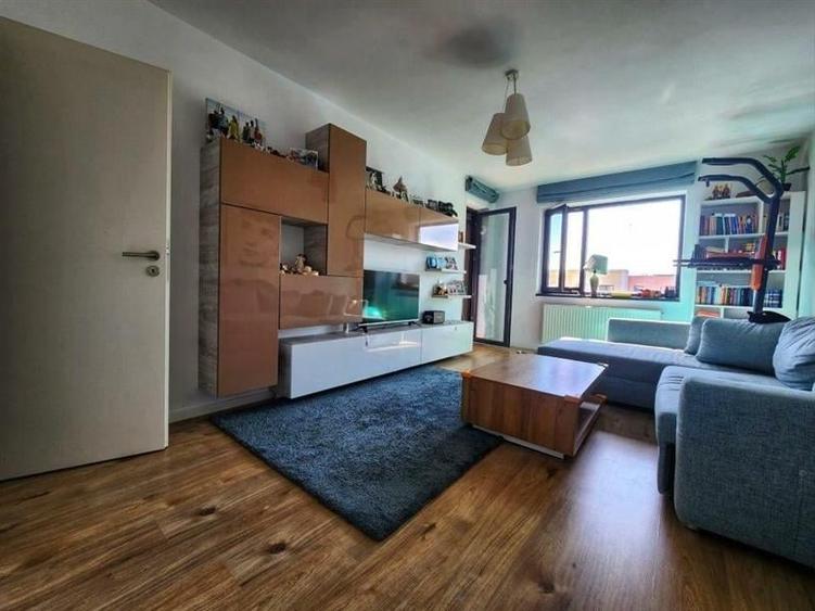 Apartament cu 3 camere decomandat în Tractorul