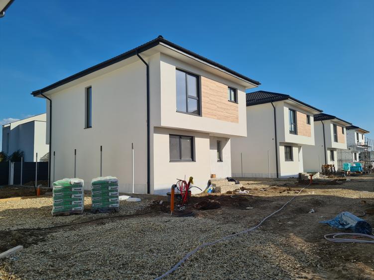 Casă individuală cu 4 camere cu Teren 240 Mp în Odăi