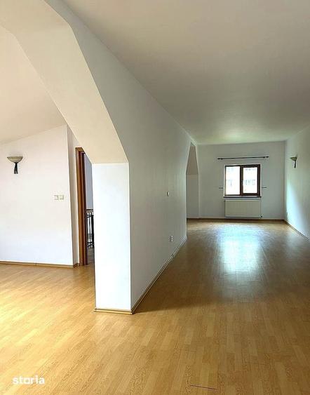 Casă cu 8 camere cu Teren 250 Mp în Tei