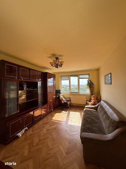 Apartament cu 3 camere decomandat în Girocului
