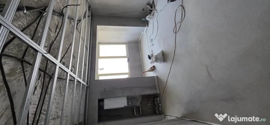 Apartament cu 3 camere semidecomandat în Petros