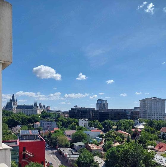 Apartament cu 3 camere semidecomandat în Palat