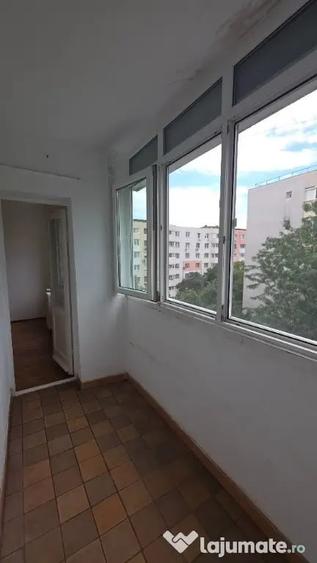 Apartament cu 2 camere decomandat în Titan