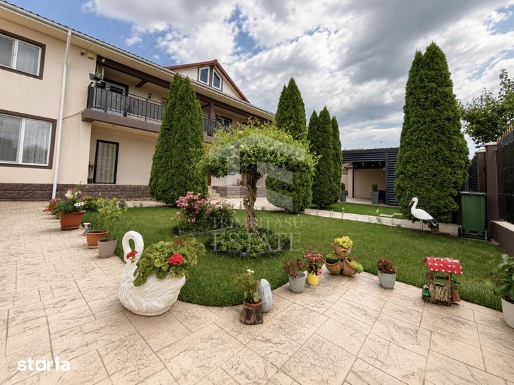Casă cu 10 camere cu Teren 600 Mp în Lumina
