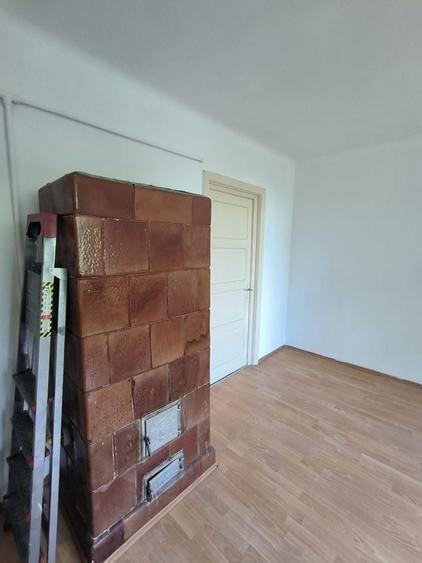 Apartament cu 3 camere semidecomandat în Cioceanu