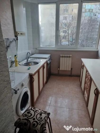 Apartament cu 3 camere semidecomandat în Apărătorii Patriei