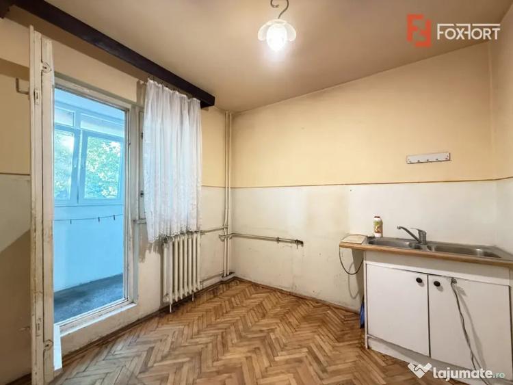 Apartament cu 3 camere semidecomandat în Circumvalațiunii