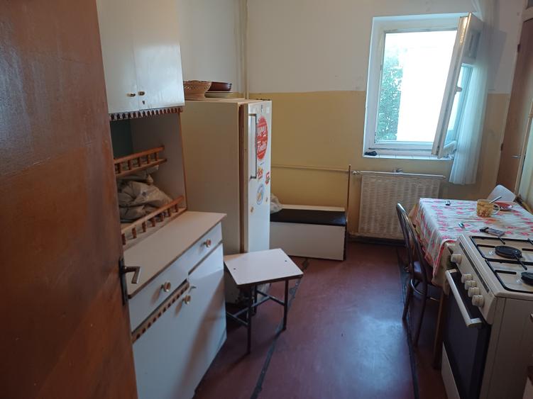 Apartament cu 3 camere decomandat în Aviației
