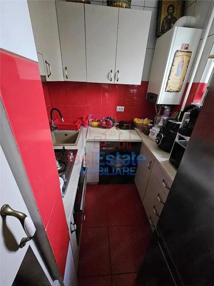 Apartament cu 3 camere semidecomandat în Filiași