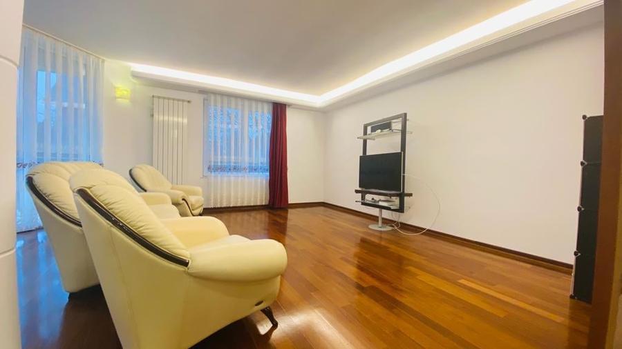 Casă individuală cu 5 camere cu Canalizare în Central