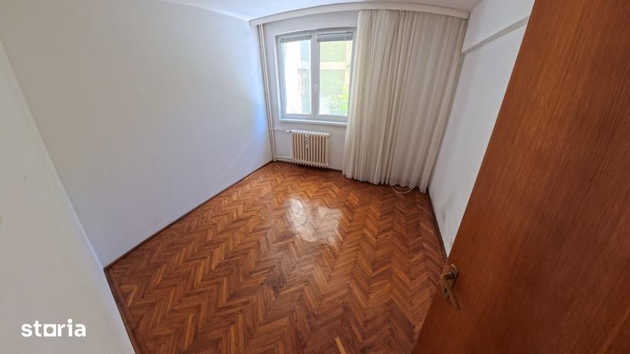 Apartament cu 3 camere semidecomandat în Titan