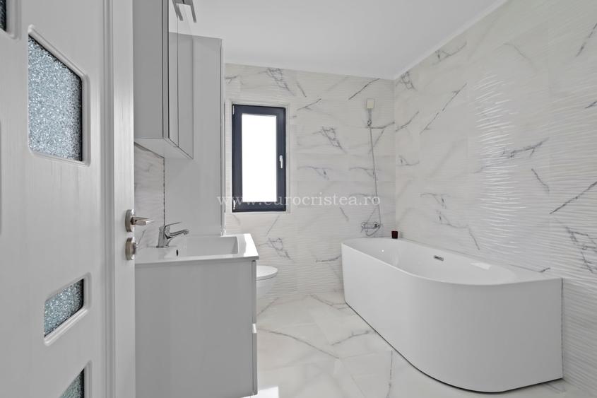 Casă cu 5 camere cu Teren 405 Mp în Central