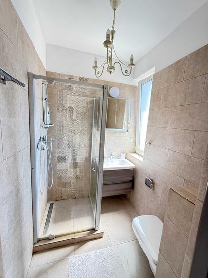 Apartament cu 3 camere semidecomandat, mobilat în Central