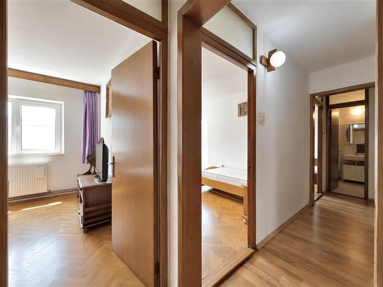 Apartament cu 4 camere decomandat în Tractorul