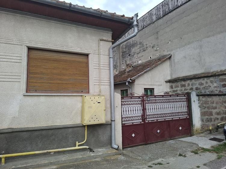 Casă cu 4 camere în Uroi
