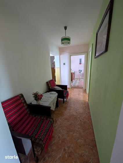 Apartament cu 3 camere decomandat în Cornișa