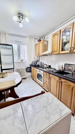 Apartament cu 3 camere semidecomandat, mobilat în Vitan